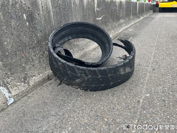 ▲國道1號北向294公里新營路段，23日中午12時44分許，相繼發生2起車禍事故，2起事故無人員受傷，現場下午13時32分排除。（圖／記者林東良翻攝，下同）