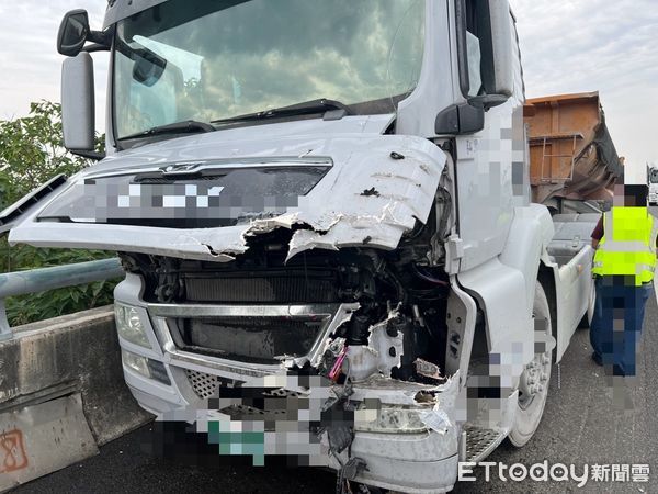 ▲國道1號北向294公里新營路段，23日中午12時44分許，相繼發生2起車禍事故，2起事故無人員受傷，現場下午13時32分排除。（圖／記者林東良翻攝，下同）