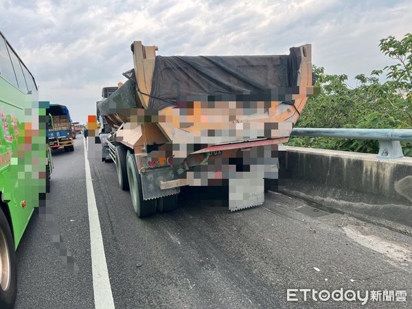 ▲國道1號北向294公里新營路段，23日中午12時44分許，相繼發生2起車禍事故，2起事故無人員受傷，現場下午13時32分排除。（圖／記者林東良翻攝，下同）