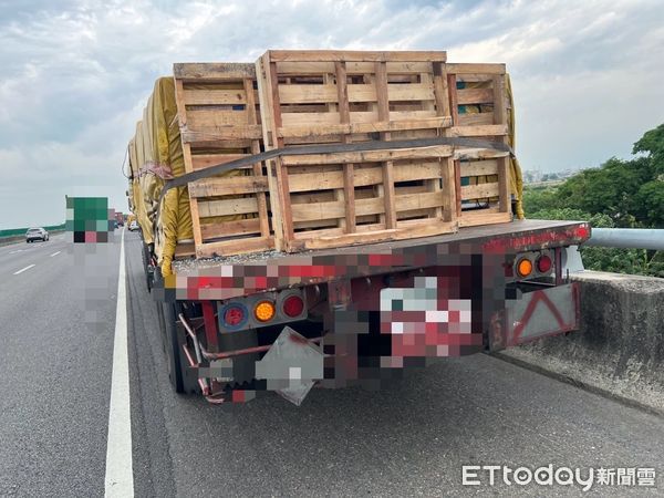 ▲國道1號北向294公里新營路段，23日中午12時44分許，相繼發生2起車禍事故，2起事故無人員受傷，現場下午13時32分排除。（圖／記者林東良翻攝，下同）