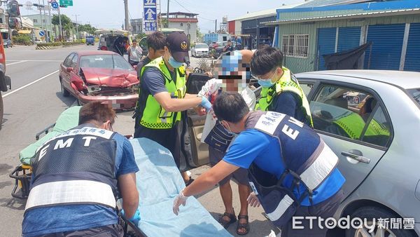 ▲新園鄉仙吉路和四環路的交叉路口車禍             。（圖／記者陳崑福翻攝）