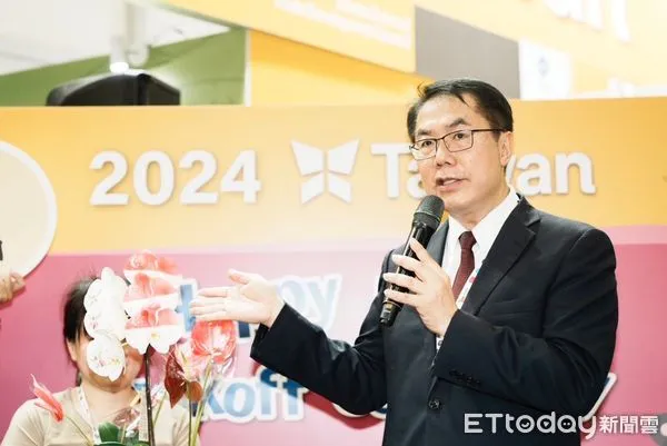 ▲2024新加坡國際食品展於23日盛大開幕，台南市長黃偉哲率領5家本地企業及農業局、觀旅局聯合攤位共計4格攤位，展示超過50項精選產品，開創新加坡行銷通路。（圖／記者林東良翻攝，下同）