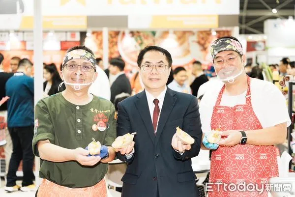 ▲2024新加坡國際食品展於23日盛大開幕，台南市長黃偉哲率領5家本地企業及農業局、觀旅局聯合攤位共計4格攤位，展示超過50項精選產品，開創新加坡行銷通路。（圖／記者林東良翻攝，下同）