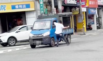 楊梅火車站前隨機攔車「超派鐵拳」狂砸汽車玻璃　桃園狂男被逮
