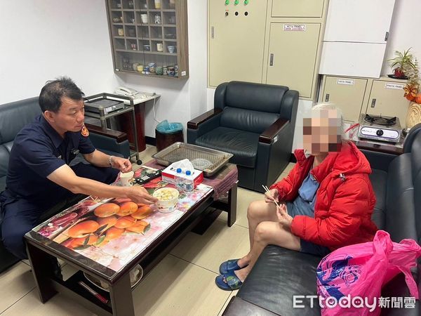 ▲里港警分局大平派出所警員曾艷秋、黃雍程助台北阿嬤平安返家            。（圖／記者陳崑福翻攝）