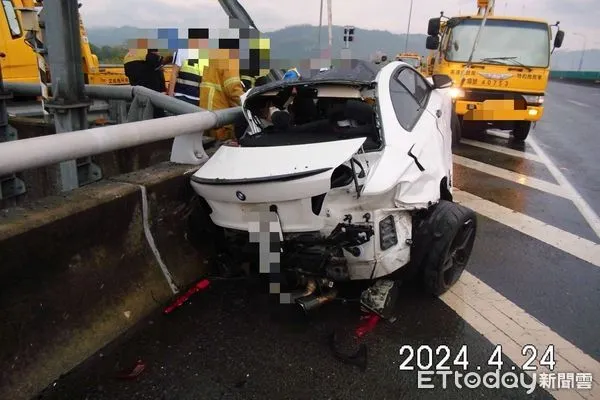 ▲白色自小客車於國道3號北向南投中興路段擦撞外線車後又自撞，嚴重毀損。（圖／記者高堂堯翻攝）