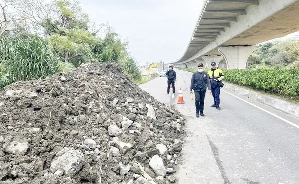 ▲陳姓砂石車司機去年12月底與今年1月初，兩度載運建築廢棄物棄置台61線新屋線路邊，還造成2名騎士閃避不及摔傷意外。（圖／桃園市環保局提供）