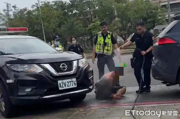 ▲在強勢警力下男子遭制伏上銬。（圖／記者楊漢聲翻攝）