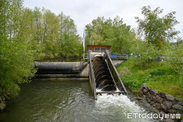 ▲台東縣長饒慶鈴率團參訪瑞士古橋與小水力電廠。（圖／記者楊漢聲翻攝）