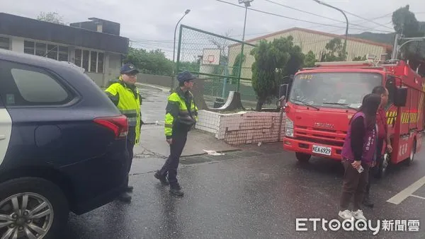 ▲▼新城警方動員警力協助3村居民撤離。（圖／新城警分局提供，下同）