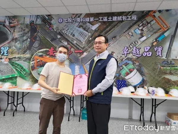 ▲台南市勞工局—職安健康處李炫昌處長，24日領隊觀摩台電南區施工處「七股~南科線（第一工區）土建統包工程」潛盾工程。（圖／記者林東良翻攝，下同）