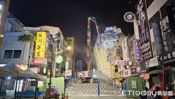 ▲▼花蓮富凱大飯店開始拆除。（圖／記者呂佳賢攝）