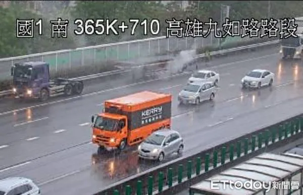 ▲▼高雄暴雨又起大霧，國1拖板車起火、2車追撞再亂交通。（圖／記者吳世龍翻攝）