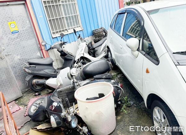 ▲桃園市周姓男子昨天下午駕車行經八德區桃德路失控撞向對向車道，造成路旁汽機車被撞倒。（圖／記者沈繼昌翻攝）