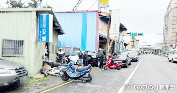 ▲桃園市周姓男子昨天下午駕車行經八德區桃德路失控撞向對向車道，造成路旁共10輛汽機車被波及，現場一片凌亂。（圖／記者沈繼昌翻攝）