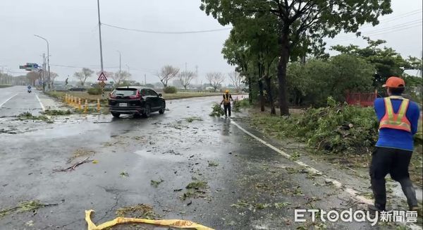 ▲▼高雄瞬間暴雨釀災，清潔隊、台電緊急出動。（圖／記者賴文萱翻攝）