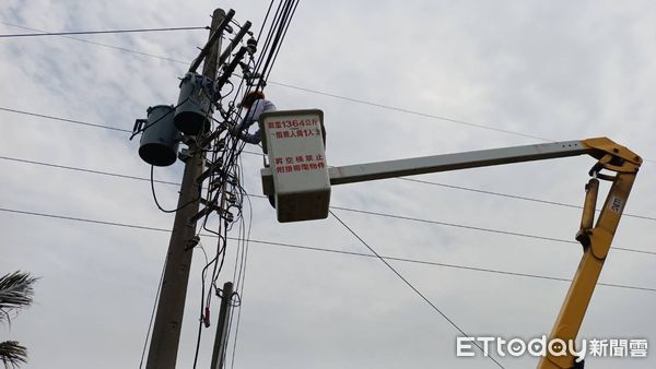 ▲▼高雄瞬間暴雨釀災，清潔隊、台電緊急出動。（圖／記者賴文萱翻攝）