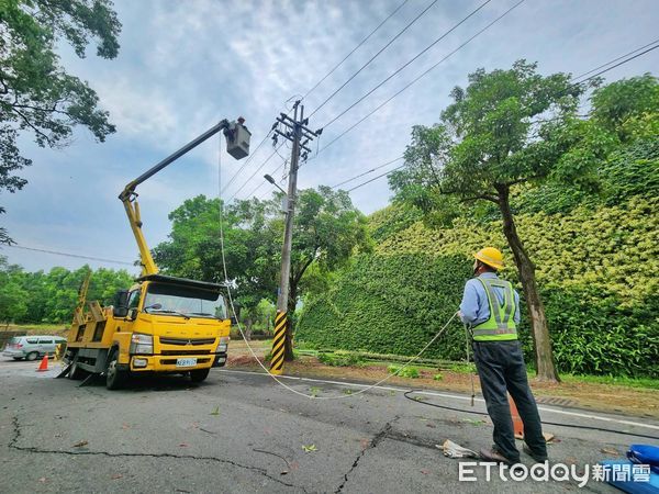 ▲▼高雄瞬間暴雨釀災，清潔隊、台電緊急出動。（圖／記者賴文萱翻攝）