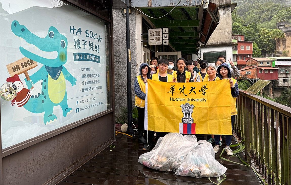 ▲▼華梵大學學生利用生命設計周到石碇淨溪淨街。（圖／華梵大學提供）