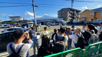 富士山「絕美拍照點」恐消失！觀光客搶拍惹怒居民 架黑網全遮掉