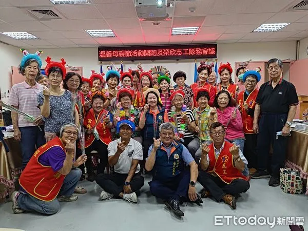 ▲處長姚辰蕙向辛苦付出的榮欣志工媽媽們致意，也親自致送每位志工媽媽康乃馨。（圖／記者蔡佩旻翻攝）