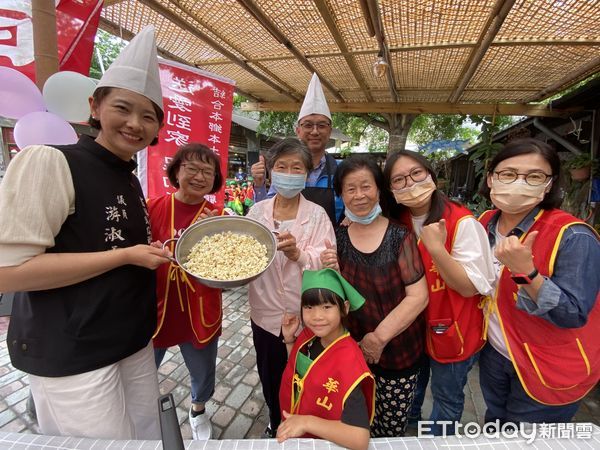 ▲安定幼兒園學童裝扮的小小爆米花人，手持著繽紛的爆米花桶，邀請過路人，認助爆米花做愛心。（圖／記者蔡佩旻翻攝）