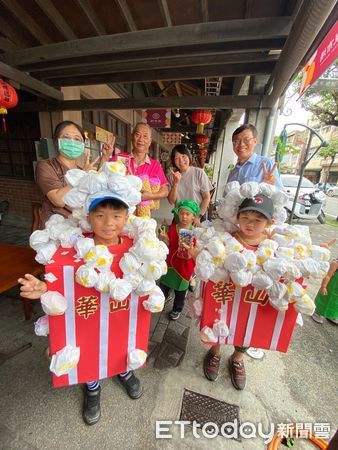 ▲安定幼兒園學童裝扮的小小爆米花人，手持著繽紛的爆米花桶，邀請過路人，認助爆米花做愛心。（圖／記者蔡佩旻翻攝）