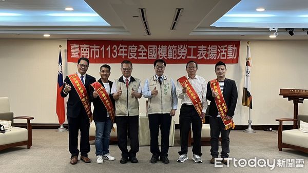 ▲全國模範勞工台南4人獲獎，黃偉哲市長表揚頒贈「勞工楷模」木匾及致贈紀念品，並與得獎者合影留念。（圖／記者林東良翻攝，下同）