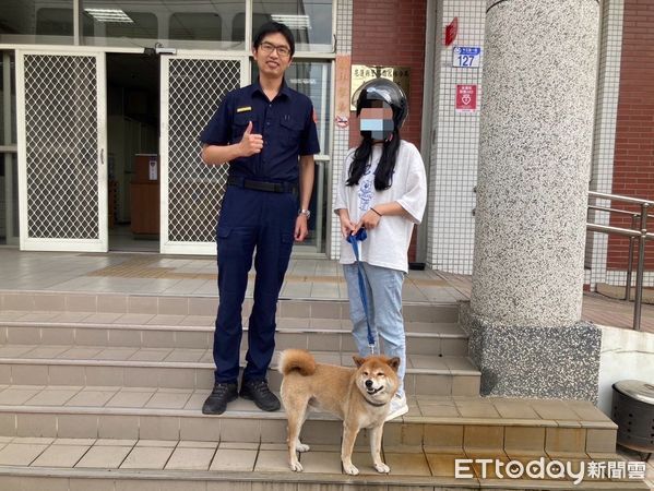 ▲▼2名飼主趕到警所領回自己的愛犬，對員警的熱心協助表達由衷感謝。（圖／鳳林警分局提供，下同）