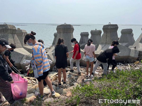 ▲嘉義大學王柏青老師團隊帶領文光國小參與椬梧濕地生態教育活動，透過自主淨海與回收素材再利用方式來學習海洋保育的重要性。（圖／記者蔡佩旻翻攝）