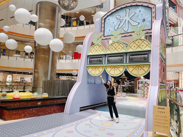 ▲桃園大江購物中心佈置最新打卡點「幸運冰果城」，三層樓高的巨型刨冰機、賓果遊戲機台矗立一樓中庭。（圖／業者提供）