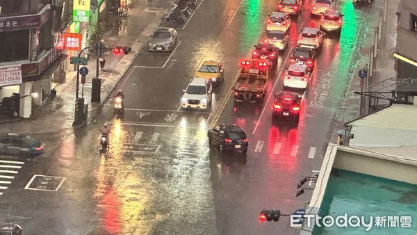 ▲▼高雄豪雨特報。（圖／記者賴文萱翻攝）