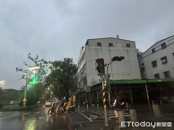 ▲▼高雄豪雨特報。（圖／記者賴文萱翻攝）