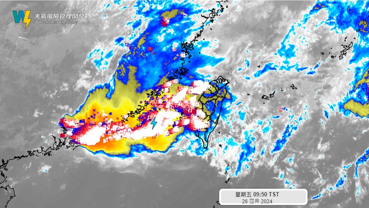 ▲▼鋒面強對流移入，部分地區出現密集閃電。（圖／天氣風險臉書）