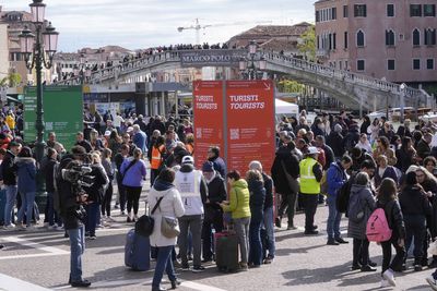 威尼斯「5歐元入城費」上路首日超混亂！　當地居民被迫跟著排隊