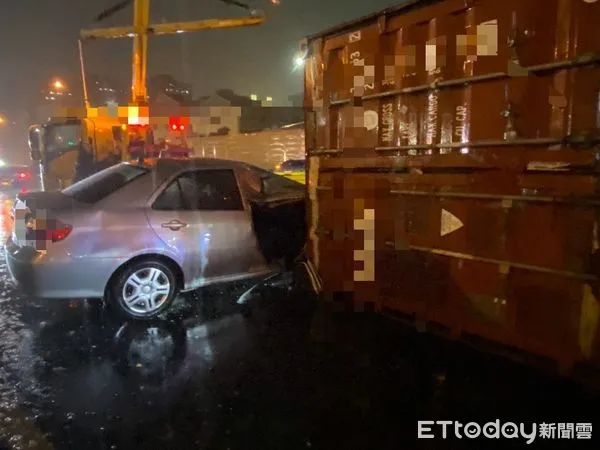 ▲國道1號南向323.9公里處25日晚上6時46分許發生一起追撞車禍，造成4車追撞，幸無人受傷。（圖／記者林東良翻攝，下同）