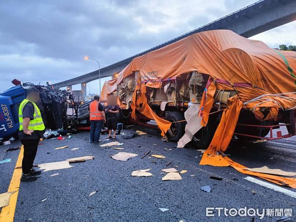 ▲▼國道聯結車、貨車車禍。（圖／記者沈繼昌翻攝）