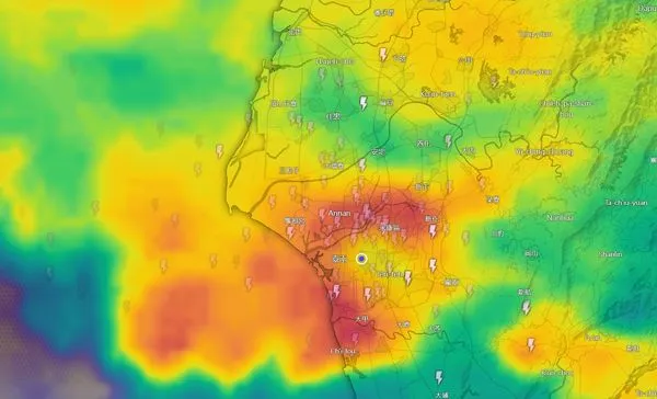 ▲▼大雷雨襲台南、高雄，出現密集閃電。（圖／台灣颱風論壇｜天氣特急臉書）