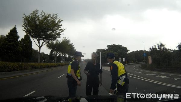 ▲▼清水警方巡邏發現，前方有人逆向走在快車道，趕緊停車攔阻。（圖／民眾提供，下同）