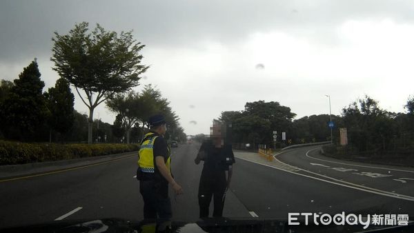 ▲▼清水警方巡邏發現，前方有人逆向走在快車道，趕緊停車攔阻。（圖／民眾提供，下同）