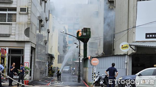 ▲▼      高雄苓雅區文昌路一處變電箱起火       。（圖／民眾提供）