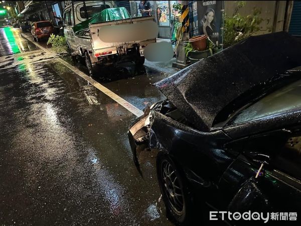 ▲▼  阿里山公路老翁撞車  。（圖／讀者提供）