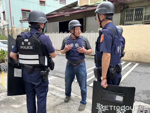 ▲台南市警五分局偵查隊長王宥薦（中）與快速打擊警力攻堅逮捕潘男及長短槍，送刑事局進一步鑑驗，並依法送辦。（圖／記者林東良翻攝，下同）