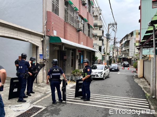 ▲台南市警五分局偵查隊長王宥薦（中）與快速打擊警力攻堅逮捕潘男及長短槍，送刑事局進一步鑑驗，並依法送辦。（圖／記者林東良翻攝，下同）