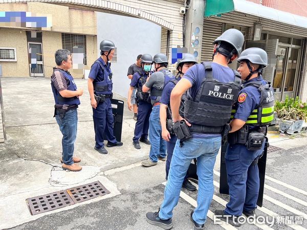 ▲台南市警五分局偵查隊長王宥薦（中）與快速打擊警力攻堅逮捕潘男及長短槍，送刑事局進一步鑑驗，並依法送辦。（圖／記者林東良翻攝，下同）