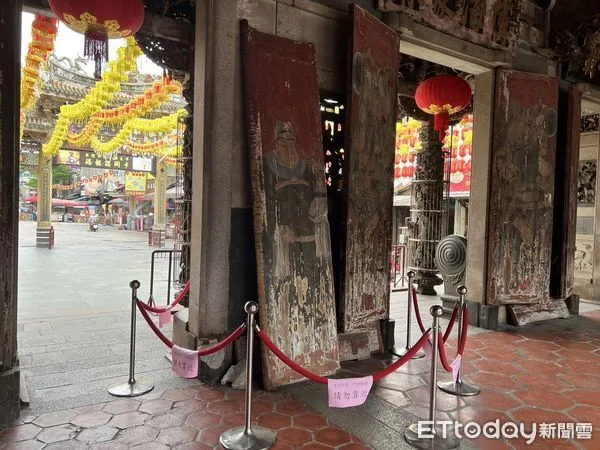 ▲餘震不斷鹿港天后宮石臼毀損門神傾斜。（圖／鹿港天后宮提供）