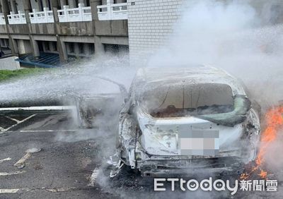 停車五指山公墓突起無名火！橘球狂噴白煙　15mins摸滅已成廢鐵