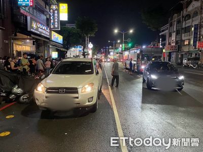 高雄男閃車失控！左偏撞小客再「直衝機車陣」　10車撞一團