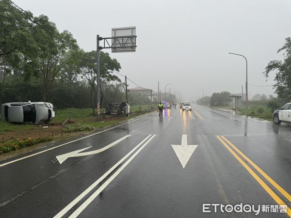 ▲金門追撞車禍，兩車均翻覆。（圖／記者林名揚翻攝，下同）