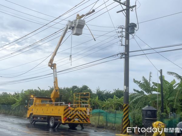 ▲台南市長溪路二段290號附近，因大雷雨雷擊造成高壓電纜斷線及礙子破損，造成378戶停電，台電冒雨搶修，目前已修復復電。（圖／記者林東良翻攝，下同）